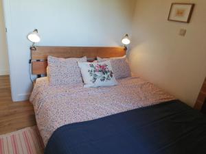 Rúm í herbergi á Vakantiewoning-deblinker