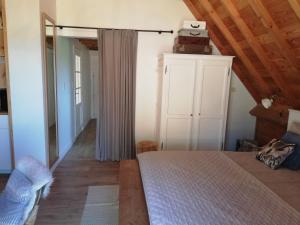Rúm í herbergi á Vakantiewoning-deblinker