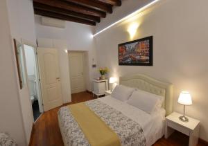 1 dormitorio con 1 cama y 2 mesas con lámparas en Notti A Roma, en Roma