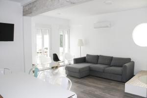 a living room with a couch and a table and chairs at Espectacular Apartamento con Vistas al Mar de 140m2 F5 1D in Gandía