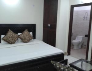 Postel nebo postele na pokoji v ubytování Hotel Kundan Palace