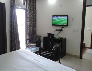 TV a/nebo společenská místnost v ubytování Hotel Kundan Palace