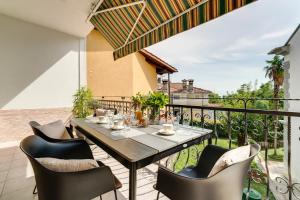 a patio with a table and chairs on a balcony at Luxury Apartment Regina in Opatija