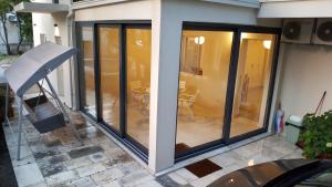 Apartment Antonija i Mateo, Apartment in the center of Split rooms في سبليت: حديقة شتوية مع أبواب زجاجية منزلقة