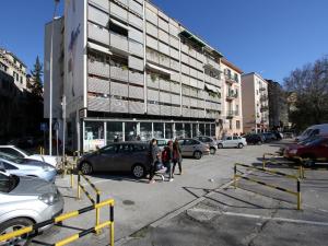 un estacionamiento con autos estacionados frente a un edificio en Center Apartment Silvana, en Split