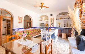 een woonkamer met tafels en stoelen en een bank bij 3 Bedroom Beautiful Home In Olivares in Olivares