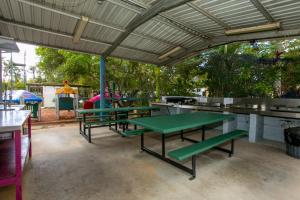 Taula de ping-pong a Bundaberg Park Village o a prop