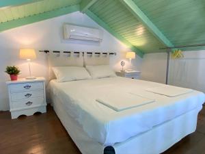 Un pat sau paturi într-o cameră la Thodoris Infinity View Apartments