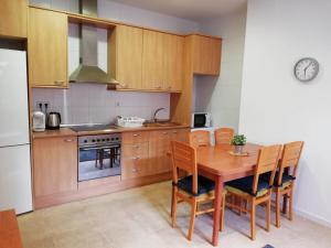 Een keuken of kitchenette bij Apartment Sabadell 2