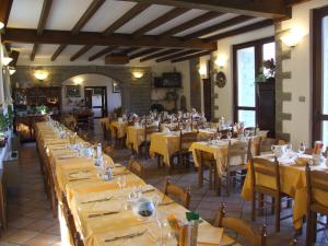 A restaurant or other place to eat at Hotel Cimone