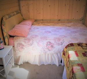 1 dormitorio con 1 cama y mesita de noche junto a la cama Sidx sidx sidx sidx en Rum Bridge Gypsy 'Rose' en Sudbury