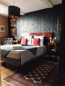 ein Schlafzimmer mit einem Bett mit roten Kissen in der Unterkunft B&B du Cloître in Tréguier