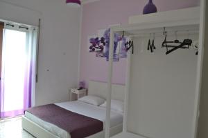 Una habitación blanca con una cama y una ventana en Sorrento Experience, en Sorrento 13 fotos más