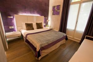 Voodi või voodid majutusasutuse Hotel des Arceaux toas