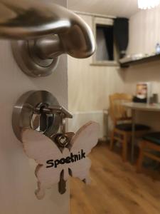 a door handle with a paper butterfly on it at Op de Bult Gastenverblijf in Rasquert +30 photos
