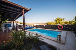 a swimming pool in the backyard of a house at Villa Pola Marinas Playa B in Playa Blanca +95 photos