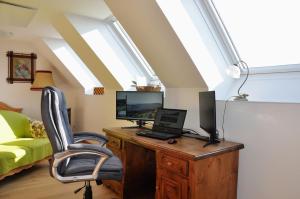 um quarto com uma secretária, um computador e uma cadeira em Ferienwohnung Kochs Beeren em Oberfresen