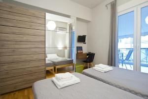 Posteľ alebo postele v izbe v ubytovaní Acropolis View Penthouse N
