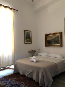ein Schlafzimmer mit einem Bett, auf dem zwei Handtücher liegen in der Unterkunft Villa Sapi in Arcisate