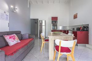 sala de estar con sofá y mesa en Thijo Guadeloupe, en Baie-Mahault