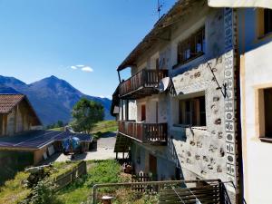 ein Gebäude mit Balkon auf der Seite in der Unterkunft Chasa Sassalba in Lü