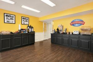 um quarto com armários pretos e uma parede amarela em Baymont by Wyndham Kingsland em Kingsland