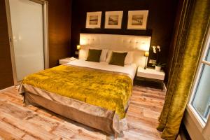 Voodi või voodid majutusasutuse Hotel des Arceaux toas
