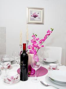 una mesa con una botella de vino y copas en Center Apartment Silvana, en Split
