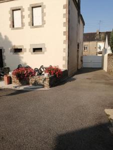 a building with flowers on the side of it at Le casse noisettes in Gourin