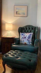 
a chair in a room with a picture on the wall at Palmyra B&B in Rainbow Flat
