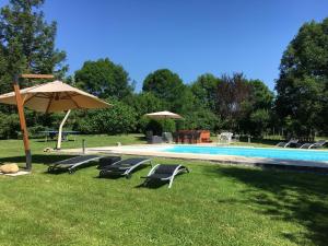 Bazén v ubytování Le Clos Galan nebo v jeho okolí