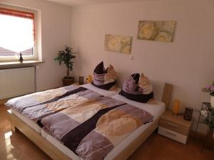 1 dormitorio con 2 camas con almohadas en Ferienwohnung Bergblick en Hohenpeißenberg