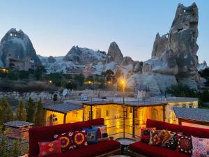 ギョレメにあるYASTIK HOUSES - Cappadociaの夕暮れ時の山の前の建物