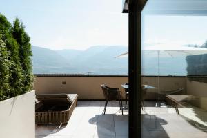 d'un balcon avec une table et des chaises et une vue. dans l'établissement Ansitz am Eck by Hotel Pernhof, à Termeno