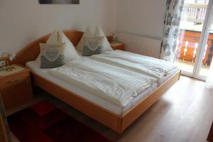 A bed or beds in a room at Kusternighof