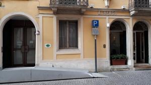 un cartello di parcheggio di fronte a un edificio con parchimetro di Hotel Due Mori a Vicenza
