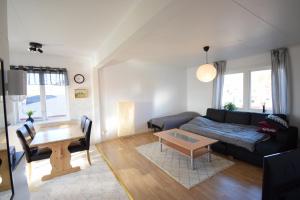 un soggiorno con divano e tavolo di Big Apartment in central Kiruna 6 a Kiruna