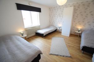 1 dormitorio con 2 camas y alfombra en Big Apartment in central Kiruna 6 en Kiruna