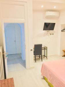 TV a/nebo společenská místnost v ubytování B&B Neapolis Bellini + 71 fotografií