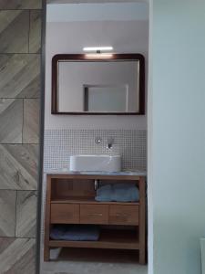 レスカラにあるMaison l'Escala 6 personnesのバスルーム(洗面台、鏡付)