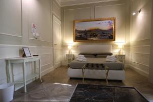 ナポリにあるVico Gelso Napoliのベッドルーム1室(ベッド1台付)が備わります。壁には絵画が飾られています。