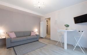 una sala de estar con un sofá y una mesa en Residenza Conca Verde B&B Il monolocale, en Rogolo