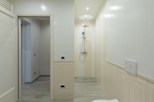 pasillo con espejo y pared blanca en Residenza Conca Verde B&B Il monolocale, en Rogolo