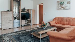 TV a/nebo společenská místnost v ubytování Avantgarde Hotel