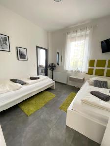 1 Schlafzimmer mit 2 Betten und einer Badewanne in der Unterkunft Schulz Apartments in Bonn