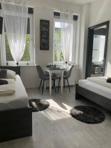 sypialnia z 2 łóżkami, stołem i krzesłami w obiekcie Schulz Apartments w mieście Bonn