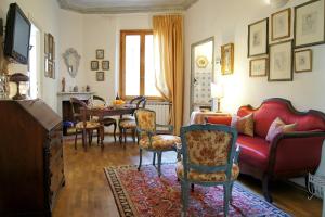 a living room with a red couch and chairs at Melarancio Apartments in Florence