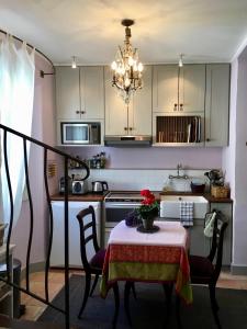 cocina con mesa, sillas y lámpara de araña en Enjoy Mougins, en Mougins