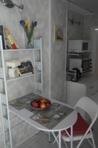una cocina con una mesa con un bol de fruta. en Studio 30 m2 en Contes