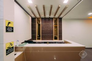 a lobby with a waiting room with a toilet at Hotel Rahul Palace Belgaum in Belgaum